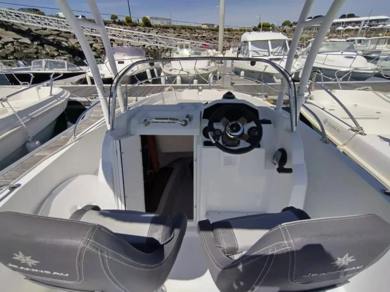 Motorboat for rent Saint-Quay-Portrieux at the best price
