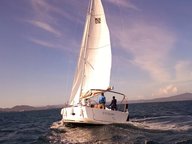 Yacht charter Hyères cheap Dufour 430