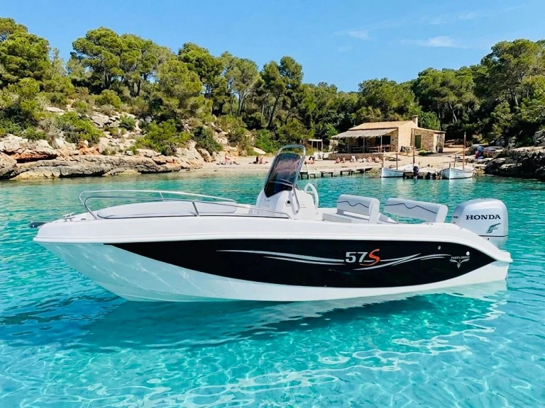 Bareboat Rental Motorboat Trimarchi with a boat licence