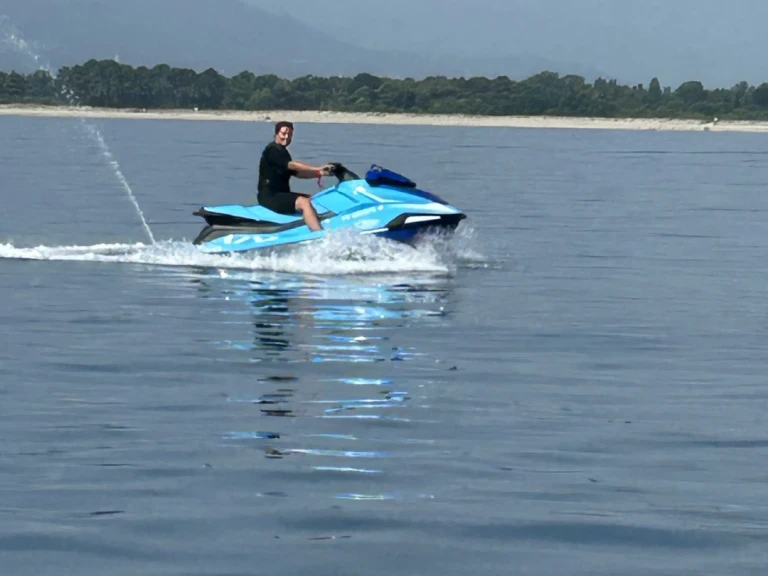 Yamaha VX DeLuxe charter bareboat or captained in  Saint-Cyprien