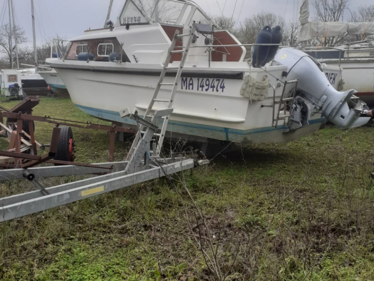 Jouet Jouet 755 charter bareboat or captained in  Marennes
