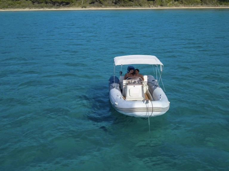 Rent a Zodiac Medline 580 Limited Edition Hyères