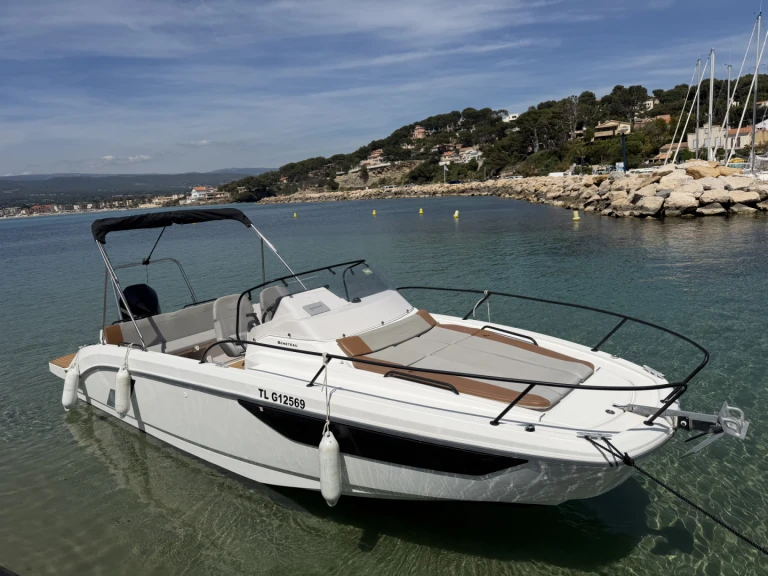 Bénéteau Flyer 8 SUNdeck charter bareboat or captained in  La Madrague