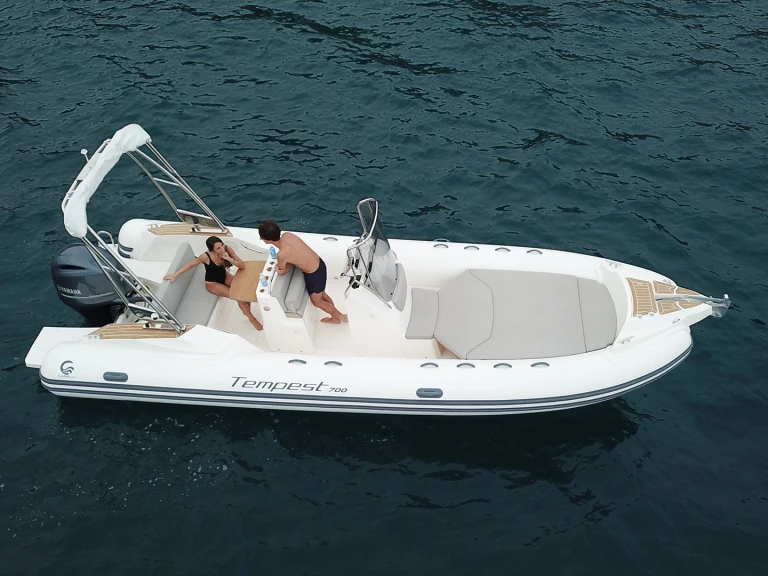 Yacht charter Le Lavandou cheap Tempest 700 Open