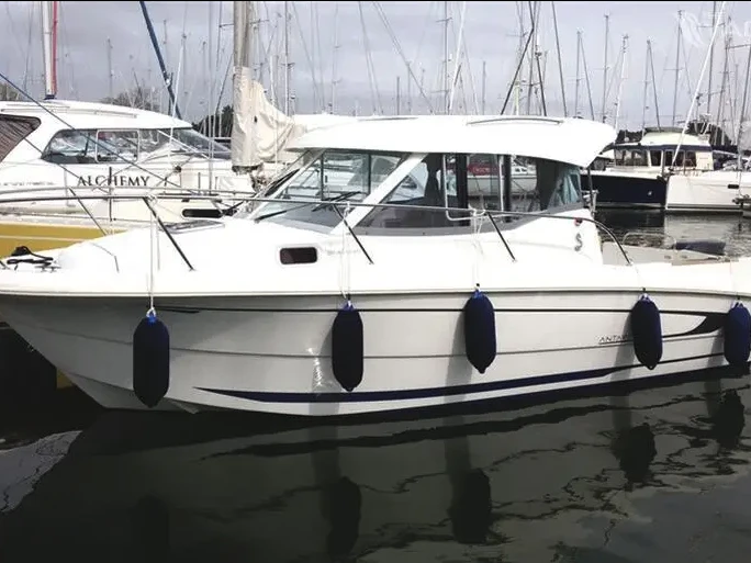 Bareboat Rental Motorboat Bénéteau with a boat licence