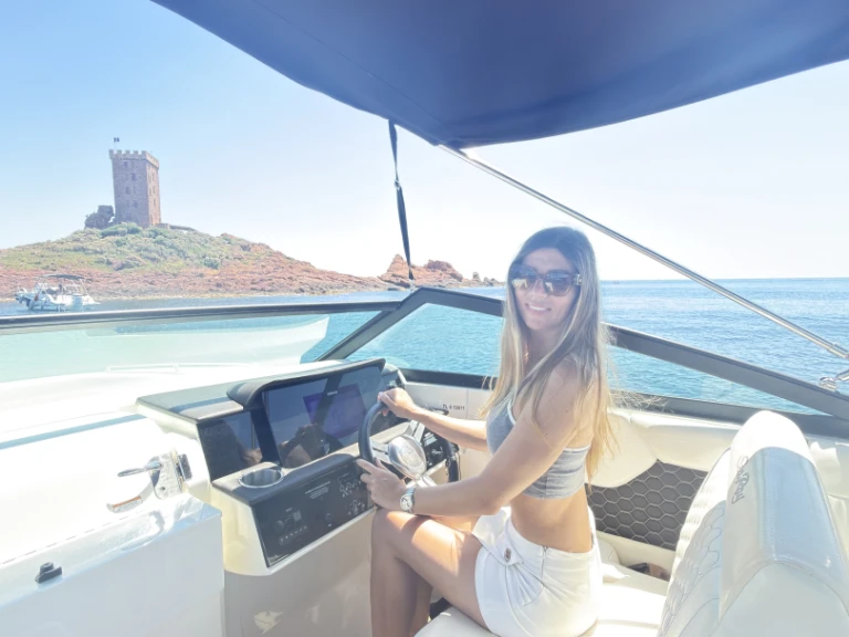 Sea Ray  250 sdx charter bareboat or captained in  Port Fréjus