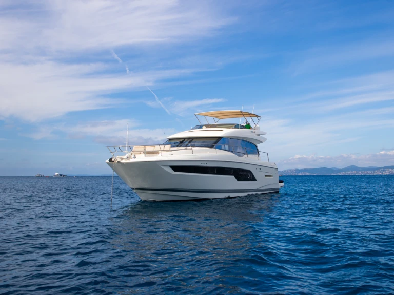 Luxury Yacht rental with or without captain Prestige Yachts Saint-Raphaël