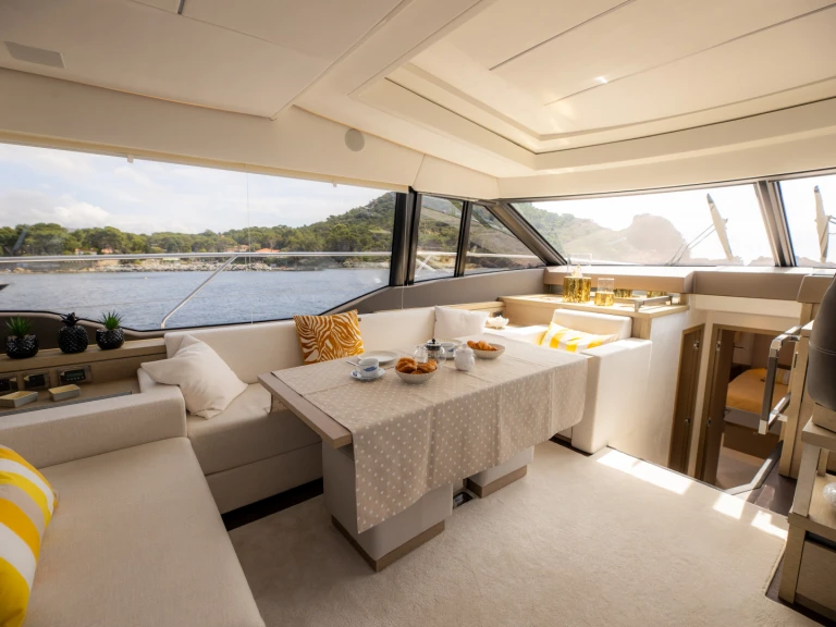 Luxury Yacht for rent Saint-Raphaël at the best price