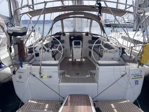 Boat rental Jeanneau Sun Odyssey 449 in Lávrio on Samboat
