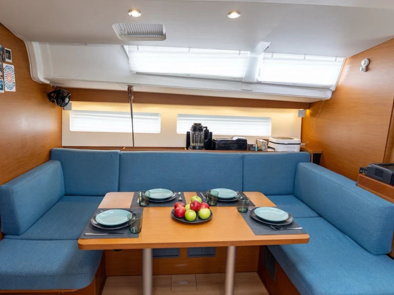 Boat rental Jeanneau Sun Odyssey 490 in Malé on Samboat
