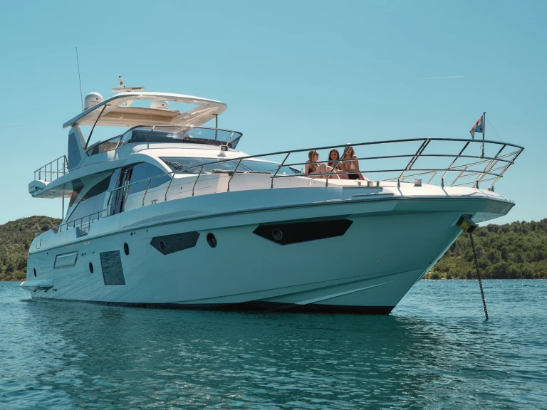 Boat rental Azimut Azimut 72 in Trogir on Samboat