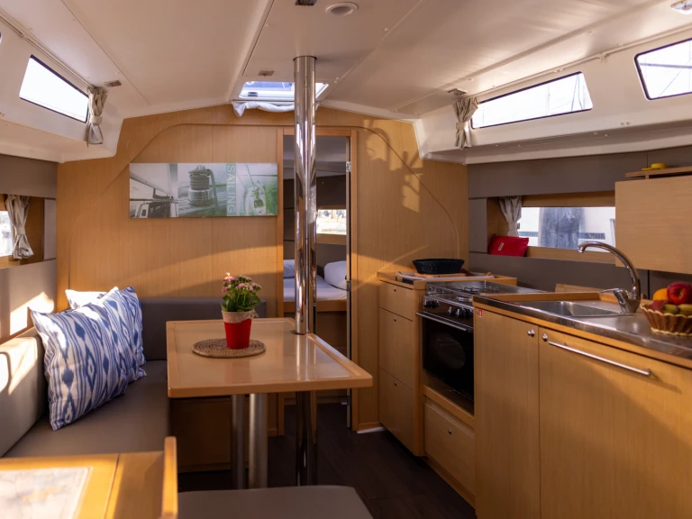 Bénéteau Oceanis 38 in Port de Pollença on SamBoat