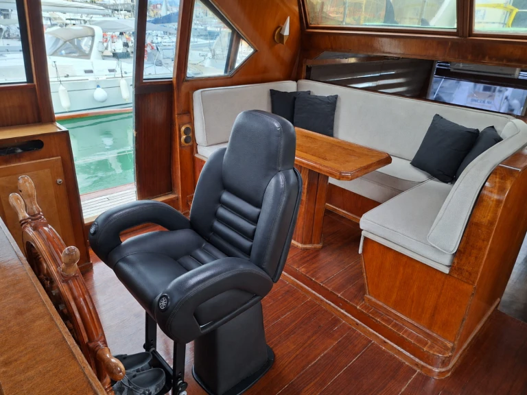 Bareboat Rental Luxury Yacht Ingles with a boat licence
