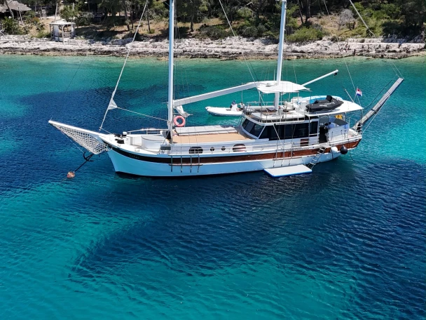 Bareboat Rental Sailboat Traditional with a boat licence