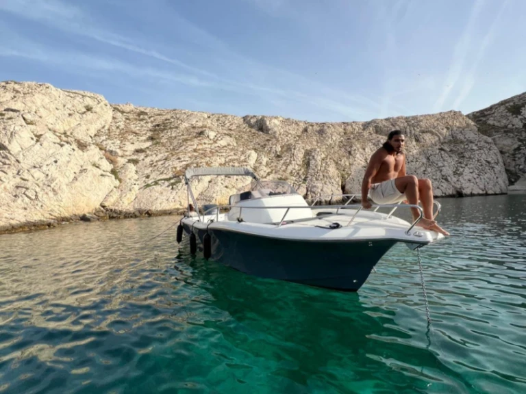 White Shark 240 sc in Marseille on SamBoat