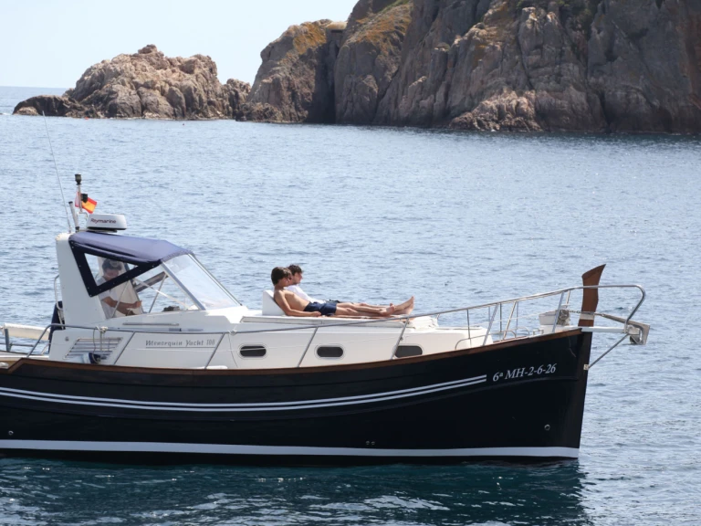 Bareboat Rental Motorboat Menorquin with a boat licence