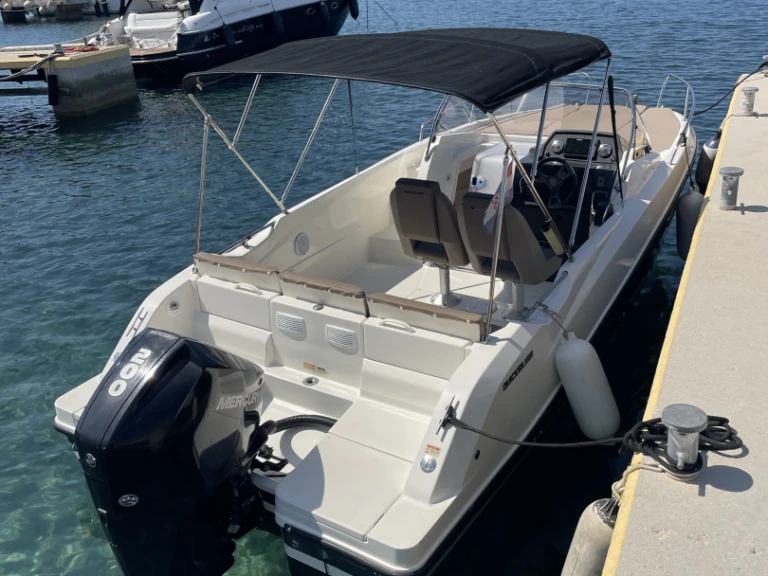 Motorboat rental in Rab - Quicksilver Activ 675 Sundeck