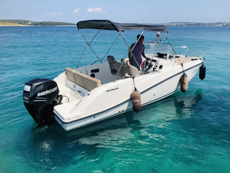Motorboat rental in Medulin - Quicksilver Activ 675 Sundeck
