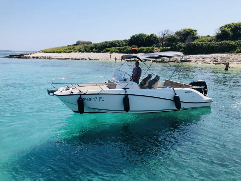 Bareboat Rental Motorboat Quicksilver with a boat licence