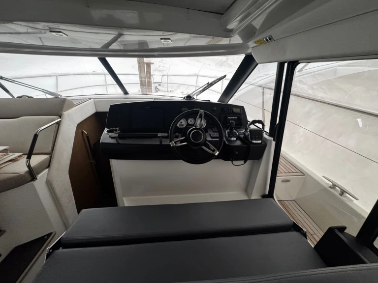 Motorboat rental with or without captain Jeanneau Bacoli