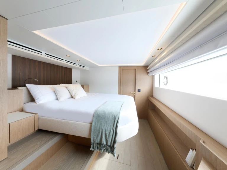 Prestige Prestige M7 in Bacoli on SamBoat