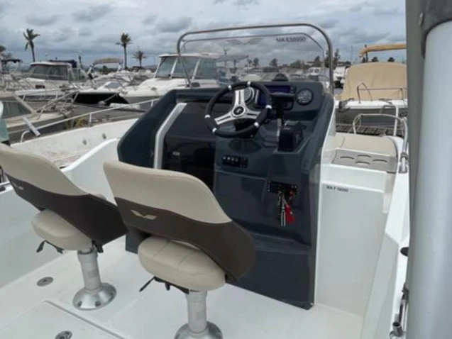 Bareboat Rental Motorboat Bénéteau with a boat licence