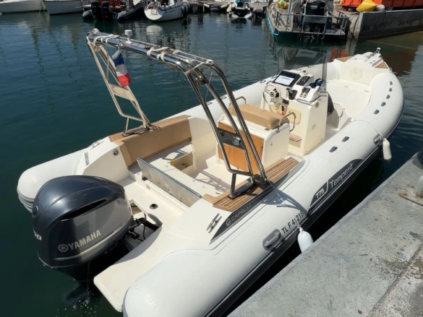 Bareboat Rental RIB Capelli with a boat licence