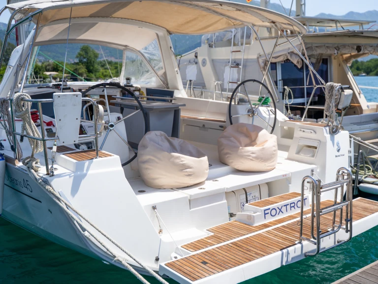 Rent a Bénéteau Oceanis 45 Mrčevac