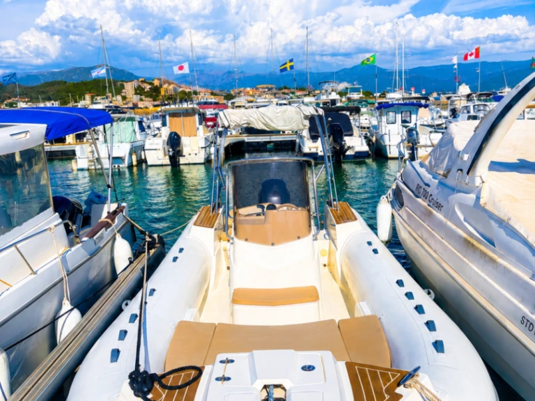 Yacht charter Ajaccio cheap Tempest 700