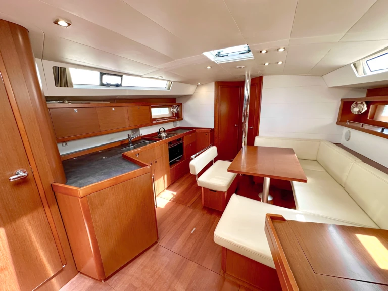 Sailboat rental with or without captain Bénéteau Mrčevac