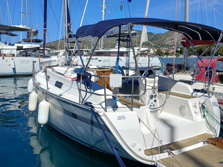 Bavaria Cruiser 32 in Trogir on SamBoat