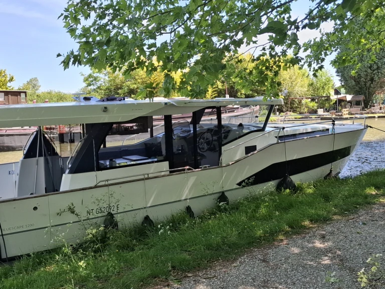 Bareboat Rental Motorboat Delphia with a boat licence