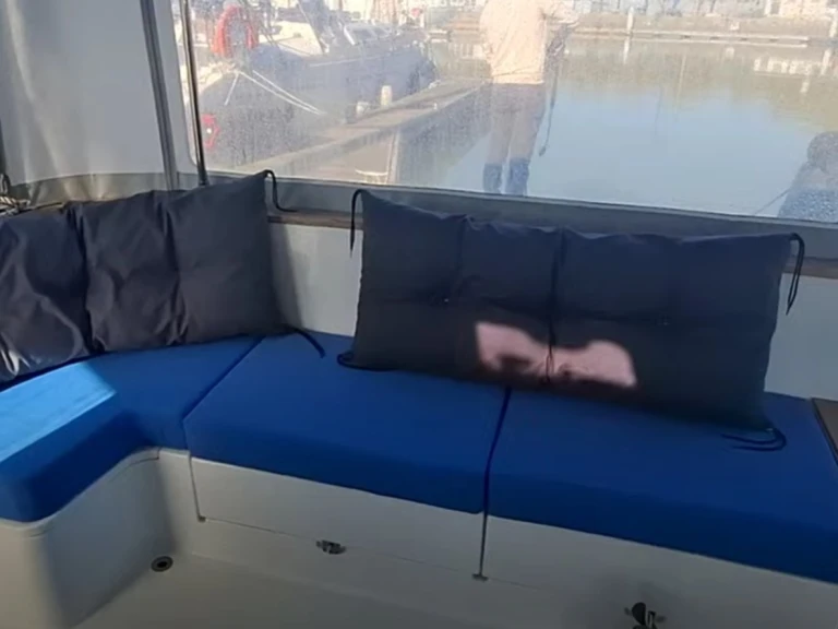 Motorboat for rent Port-Saint-Louis-du-Rhône at the best price