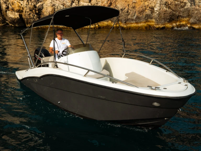Motorboat for rent Giardini-Naxos at the best price