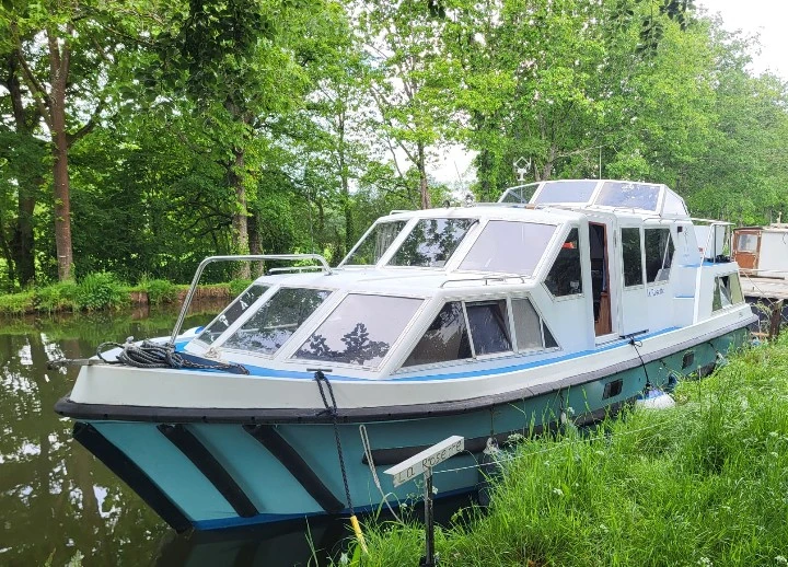 Crow blue  line Comet 4 charter bareboat or captained in  Malestroit