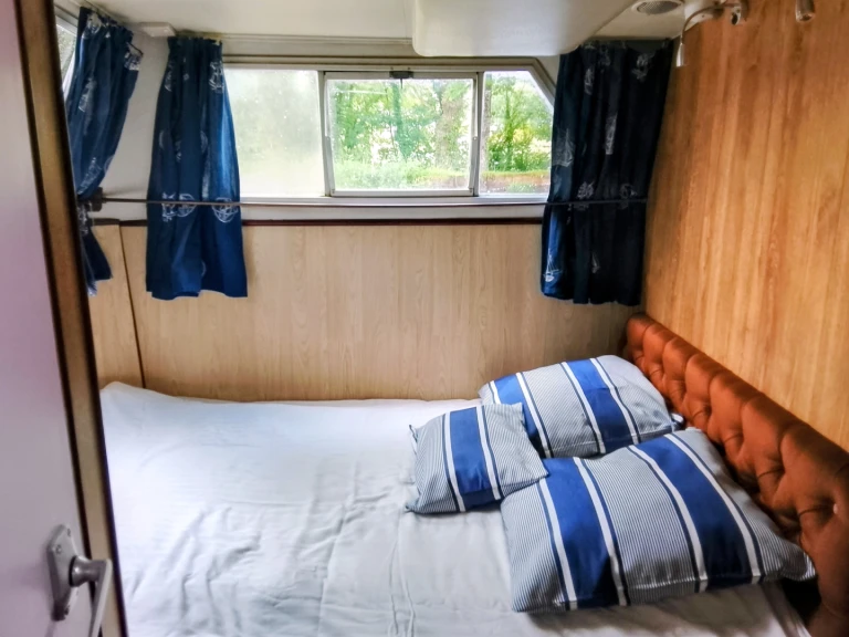 Rent a Crow blue  line Comet 4 Malestroit