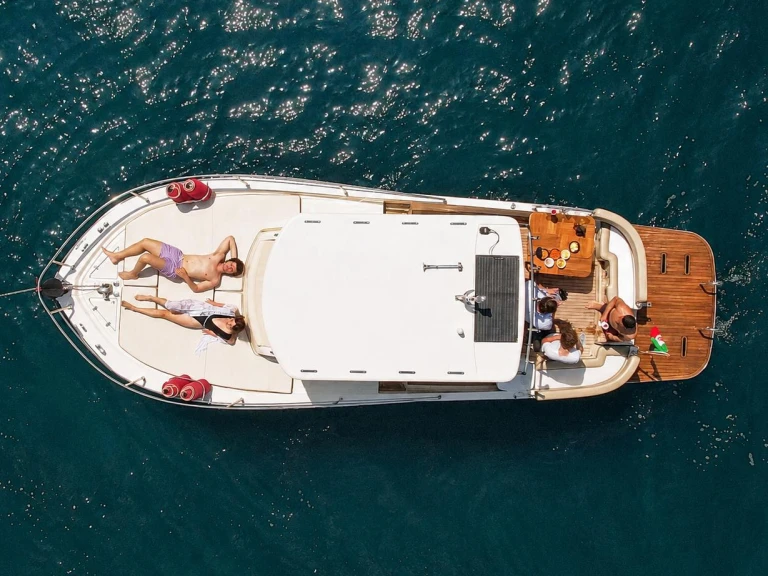 Motorboat rental in Naples - Cantieri tirrenia Viveur 28 cabin