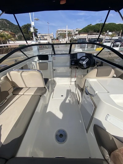 Bayliner VR6 in Marseille on SamBoat