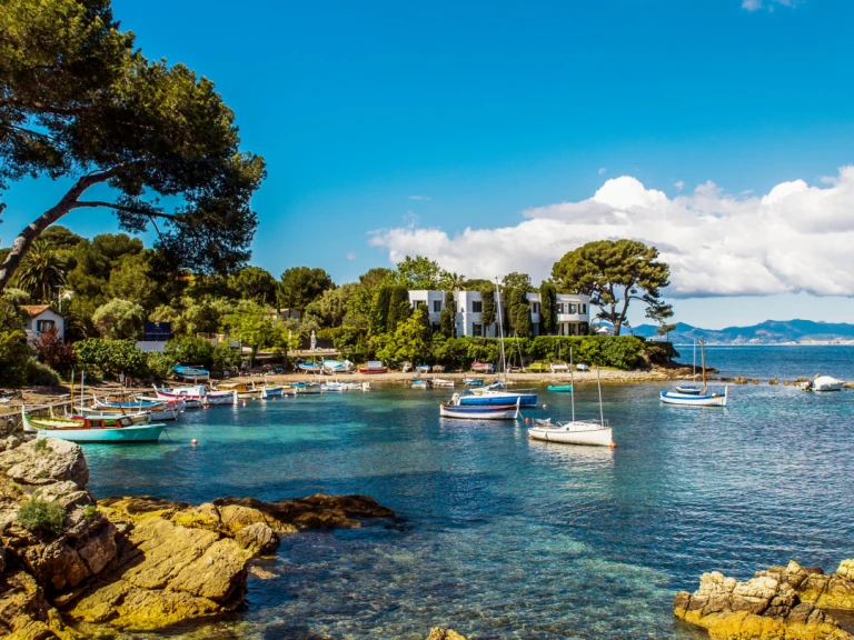Motorboat rental with or without captain Ferretti Cannes