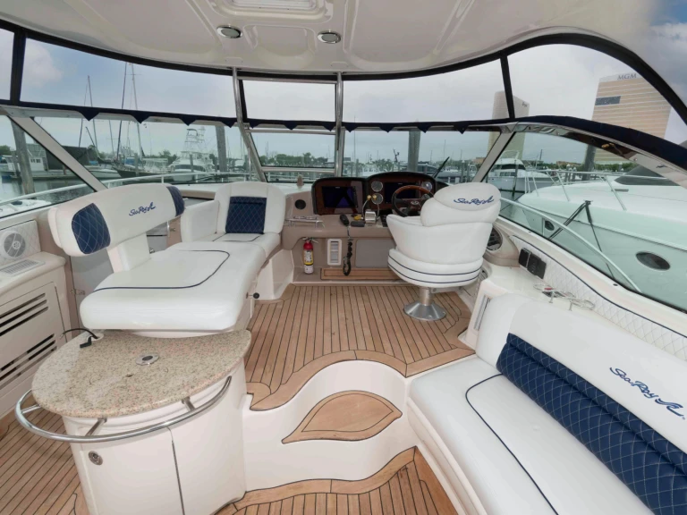 Bareboat Rental Motorboat Sea Ray with a boat licence