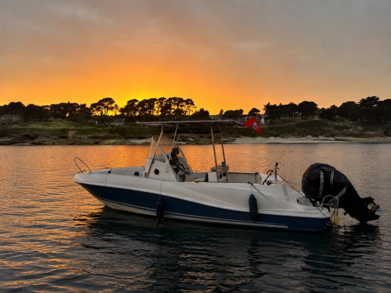 Boat rental Quicksilver Quicksilver 800 Commander in Lorient on Samboat