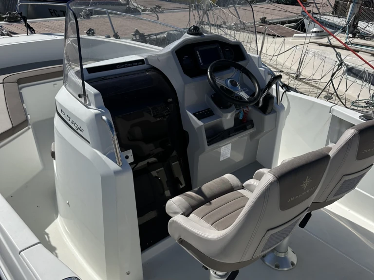 Boat rental Jeanneau CAP CAMARAT 6,5 CC Style in Le Havre on Samboat