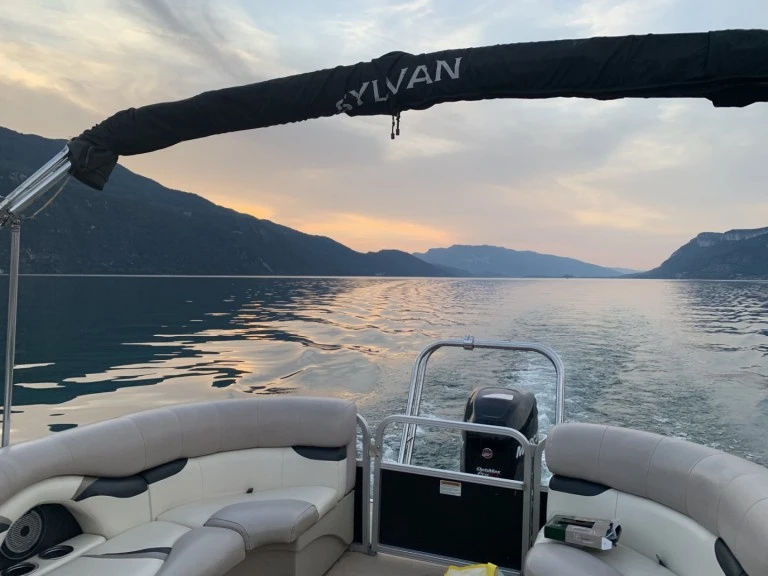 Smoker Craft Inc Sylvan Mirage Cruise charter bareboat or captained in  Aix-les-Bains