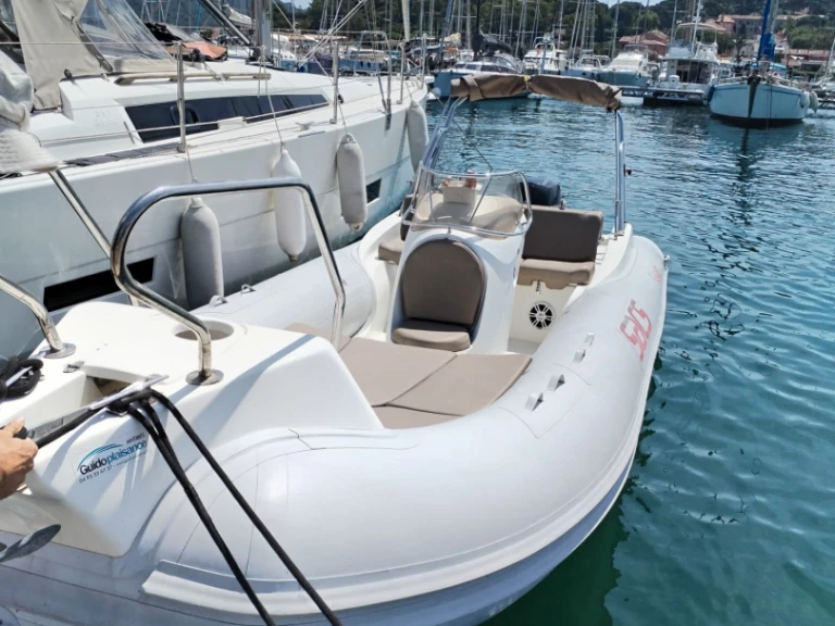 Sacs Sacs S 640 in Les Salins d'Hyères on SamBoat