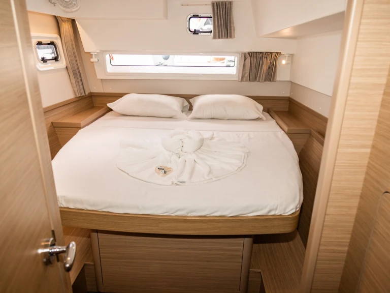 Yacht charter Mahé cheap Lagoon 42