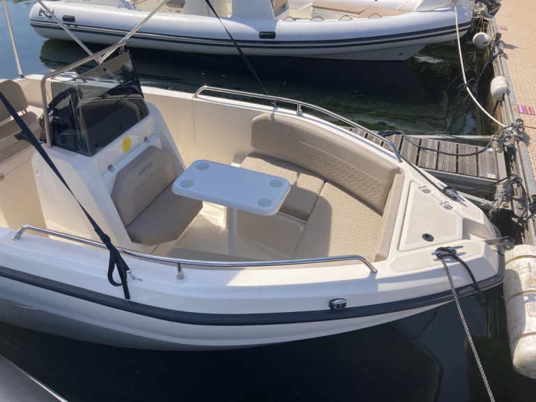 Motorboat for rent Sanguinet at the best price