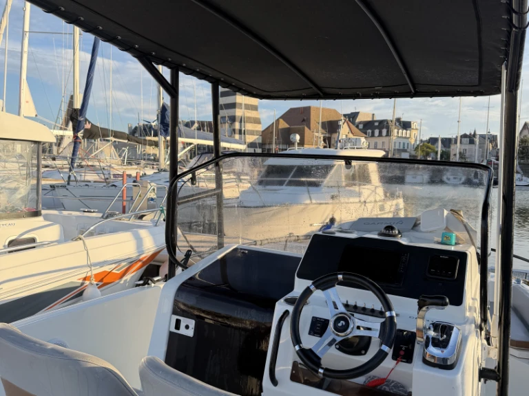 Motorboat rental with or without captain Bénéteau Deauville