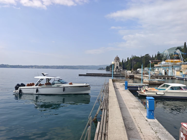 Motorboat rental with or without captain Saxdor Sirmione