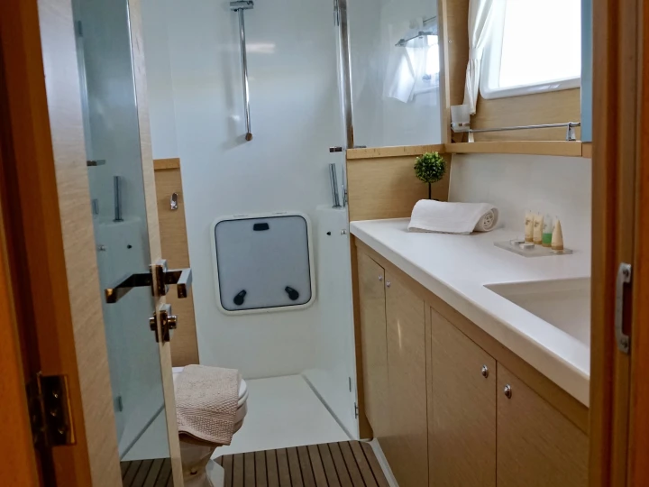 Boat rental Lagoon Lagoon 450 F in Sant Antoni de Portmany on Samboat