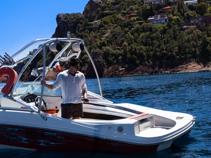 Bareboat Rental Motorboat Sea Ray with a boat licence